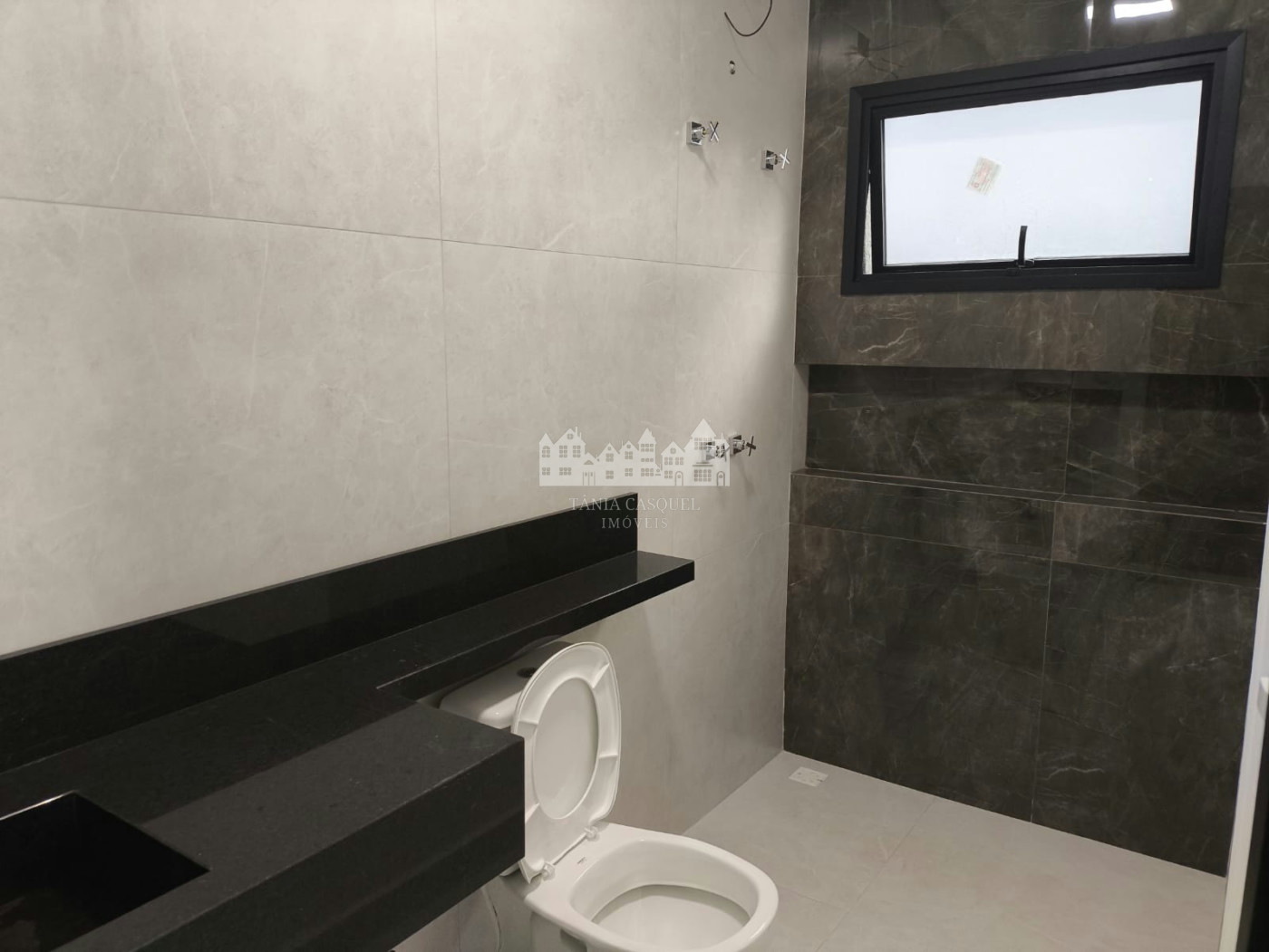Casa à venda com 5 quartos, sendo 3 suítes, no condomínio Figueira Garden, Atibaia - SP
