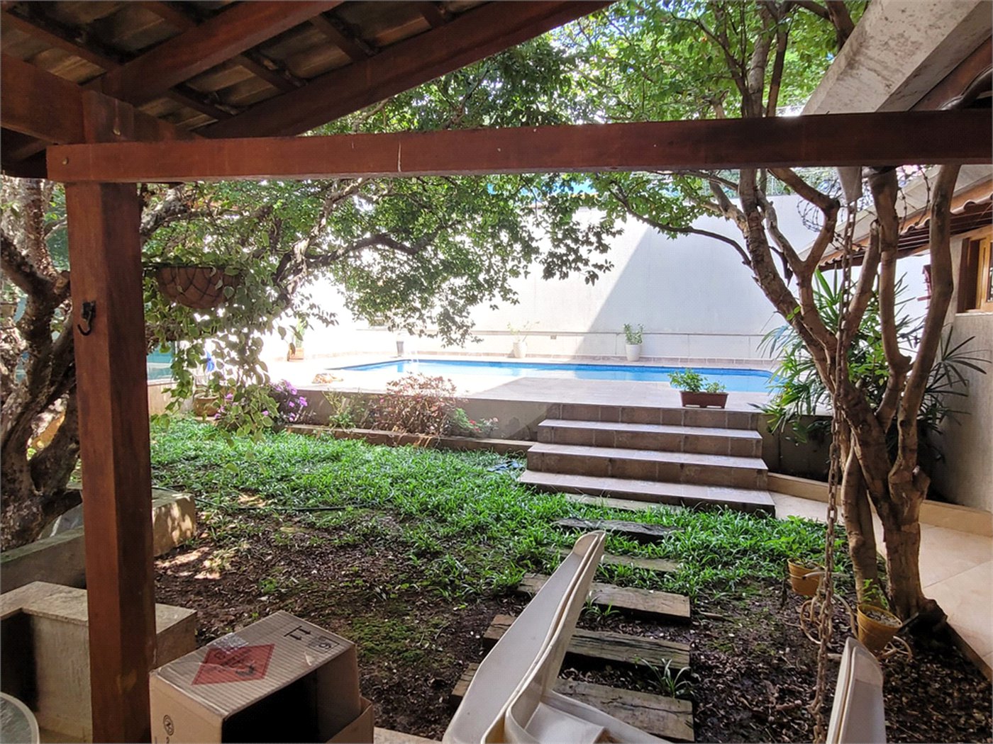 Sobrado à venda com 4 quartos, sendo 3 suítes, em Horto, São Paulo, SP