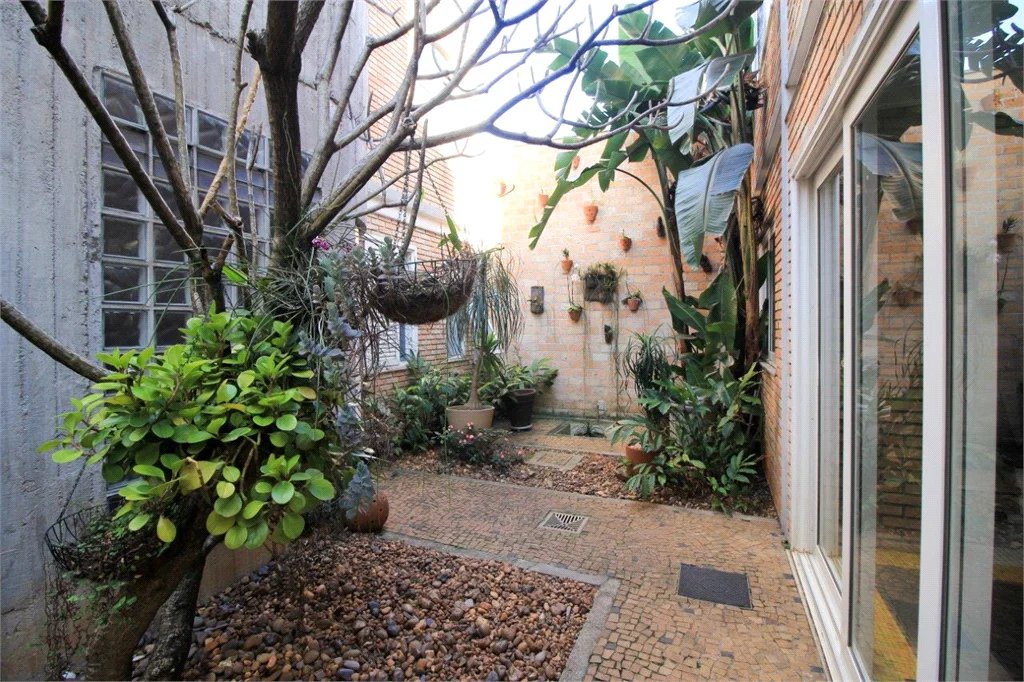 Casa à venda ou para alugar com 5 quartos, sendo 3 suítes, em Vila Madalena, São Paulo, SP