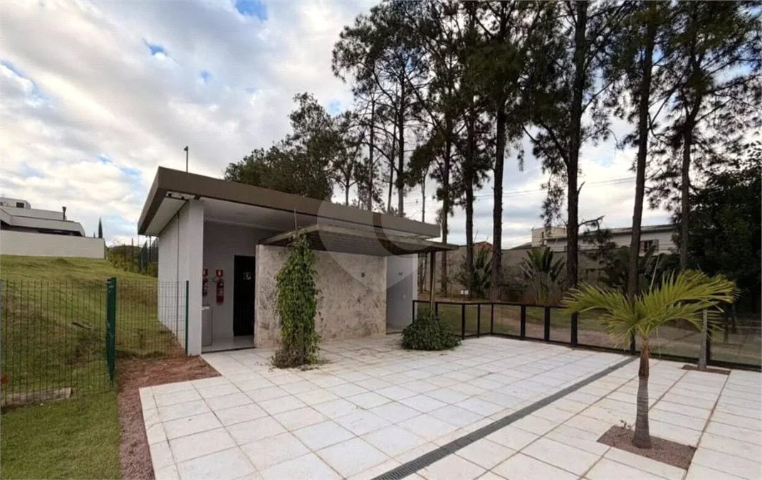 Terreno à venda no Condomínio Jardim Villa Sapezal, em Indaiatuba (Chácara Alvorada) — R$ 580.000,00 - Terreno com 360m² de área total (12x30), o terreno é plano e está localizado na entrada do condominio,O Jardim Villa Sapezal conta com infraestrutura completa, ruas largas e pavimentadas, portaria