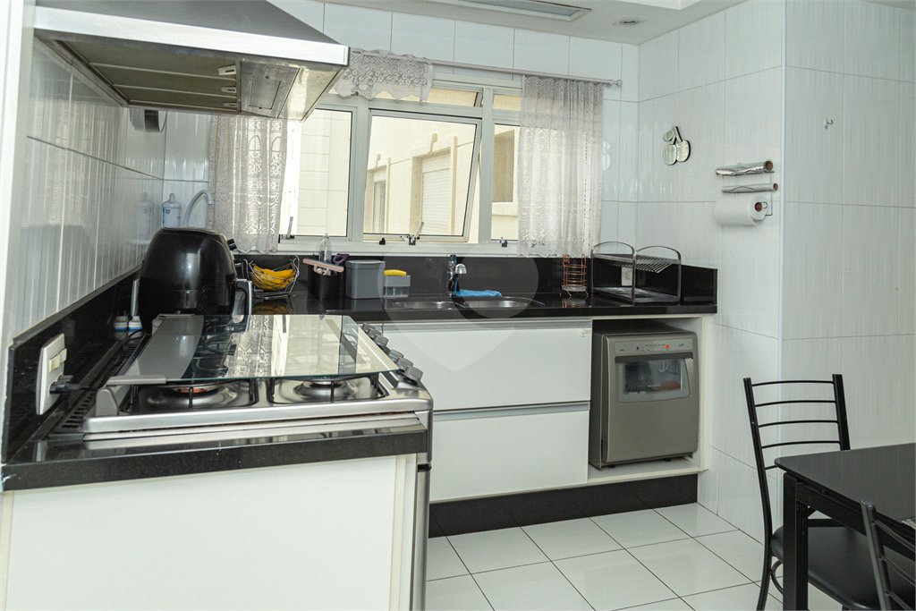 Apartamento à venda com 4 quartos, sendo 2 suítes, em Moema, São Paulo, SP