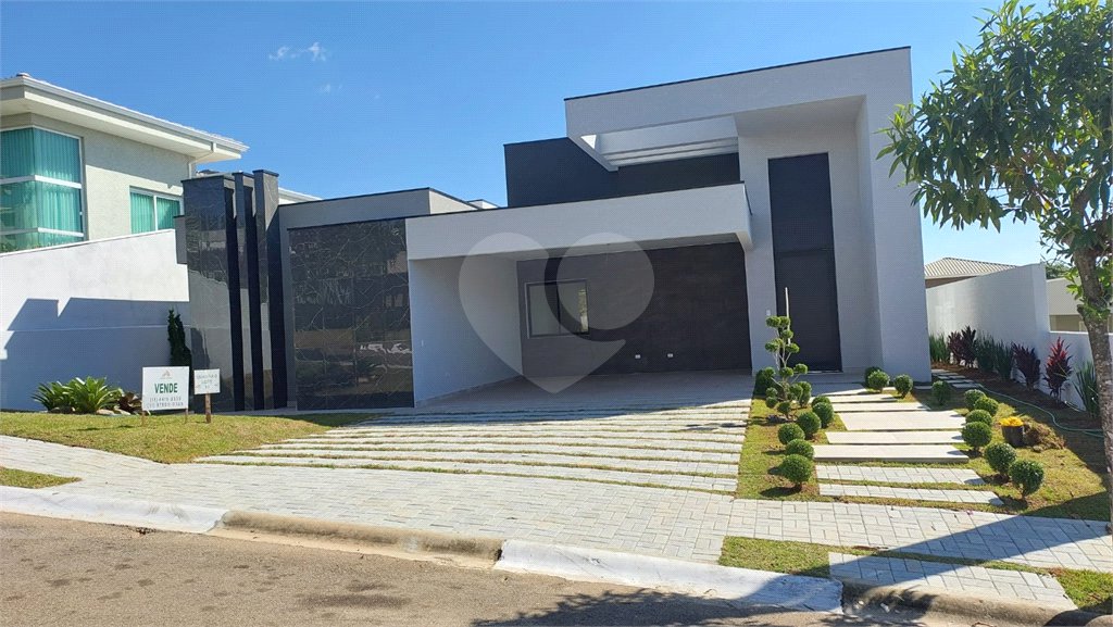 Casa à venda com 3 suítes no condomínio Shambala III, Atibaia - SP