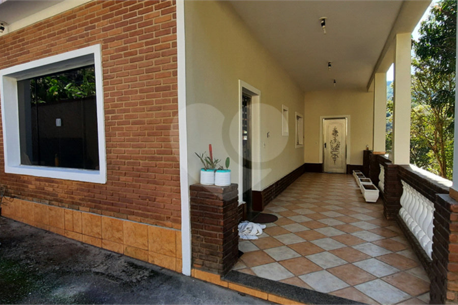 Casa à venda com 3 quartos, sendo 2 suítes, no condomínio Sausalito, Mairiporã - SP