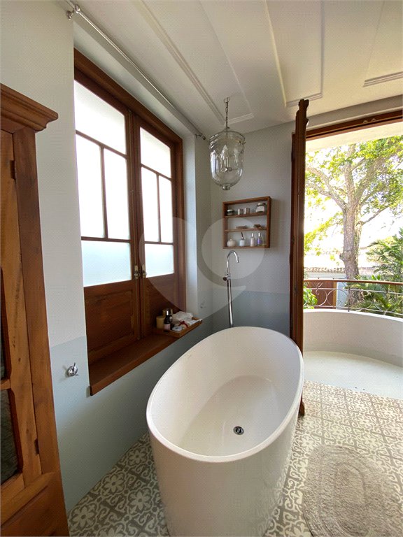 Casa à venda com 4 quartos, sendo 3 suítes, em Campinho, Porto Seguro, BA