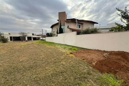 Terreno de 480m2 á venda, no condomínio Damha I, em São Carlos.