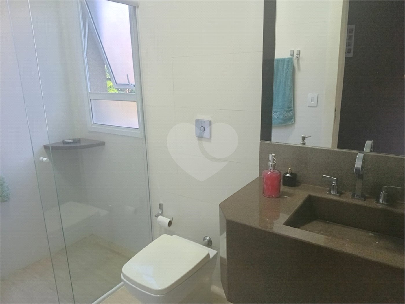Casa à venda com 4 quartos, sendo 3 suítes, no condomínio Arco Iris, Atibaia - SP
