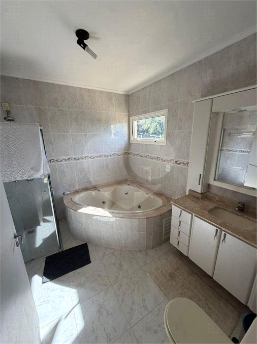 Casa à venda com 4 quartos, sendo 2 suítes, no condomínio Milennium, Valinhos - SP