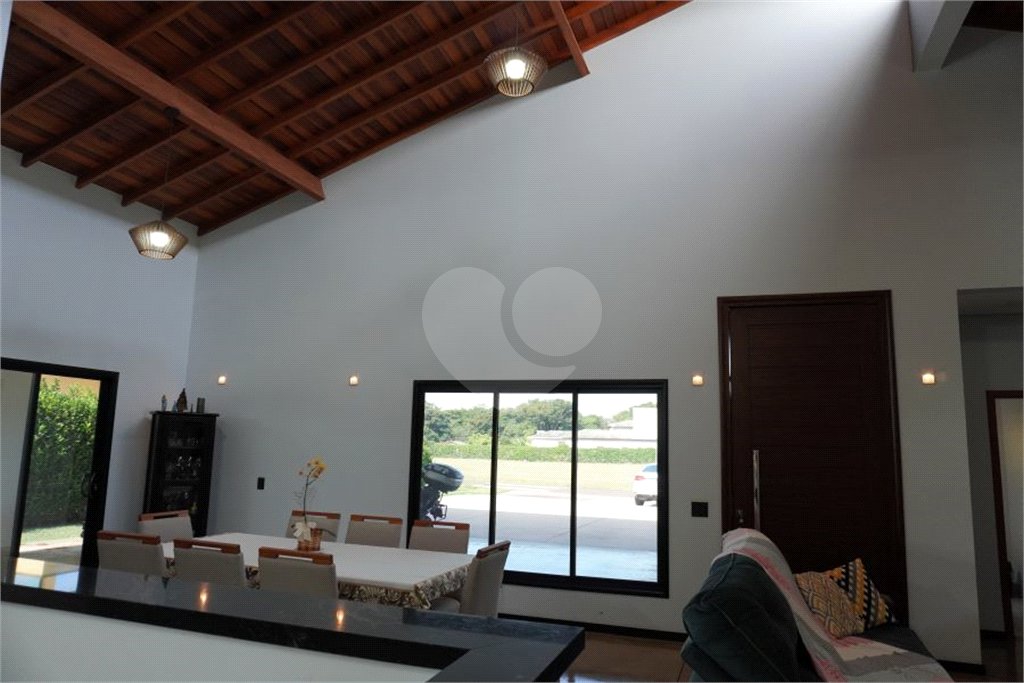 Casa à venda com 4 quartos, sendo 2 suítes, no condomínio Primavera, Salto - SP