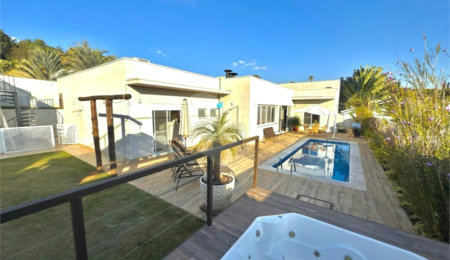 Casa à venda com 4 quartos, sendo 3 suítes, no condomínio Vila Hípica II, Vinhedo - SP