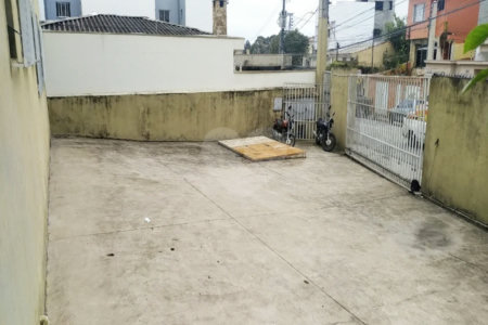 Galpão com 1155m² , 6 banheiros , sendo 2 vestiários , atualmente com 13 vagas , podendo chegar a 17 , à venda na Vila Principe de Gales em Santo André.
