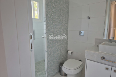 Casa térea à venda com 3 quartos, sendo 2 suítes, em Condomínio Flamboyant-B, Atibaia - SP