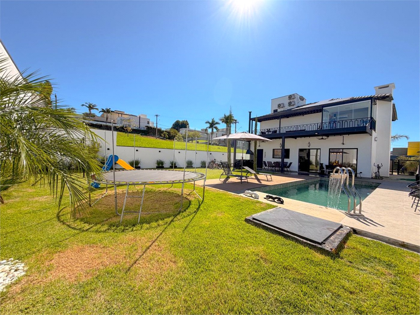 Casa à venda com 3 suítes no condomínio Figueira Garden, Atibaia - SP