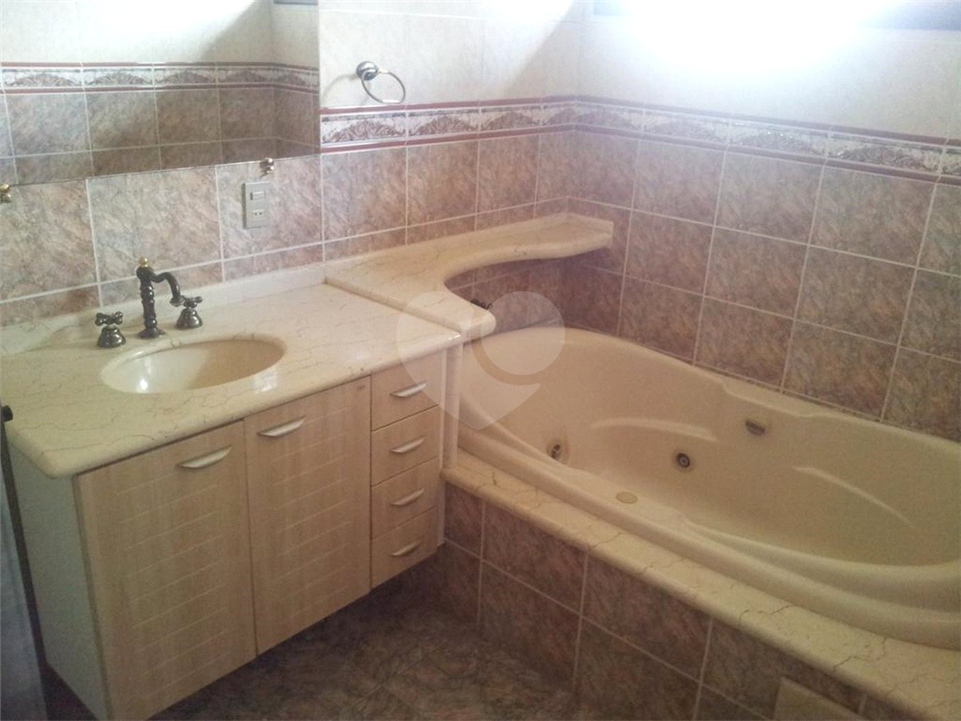 Casa à venda com 3 quartos, sendo 1 suíte, no condomínio Vinhas da Vista Alegre - Lado Café, Vinhedo - SP