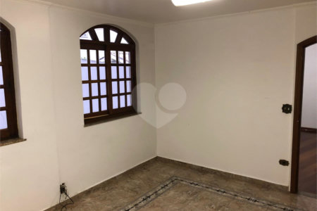 Sobrado à venda com 4 quartos, sendo 3 suítes, em Alto da Boa Vista, São Paulo, SP