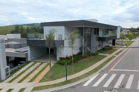 Casa à venda com 5 suítes no condomínio Figueira Garden, Atibaia - SP