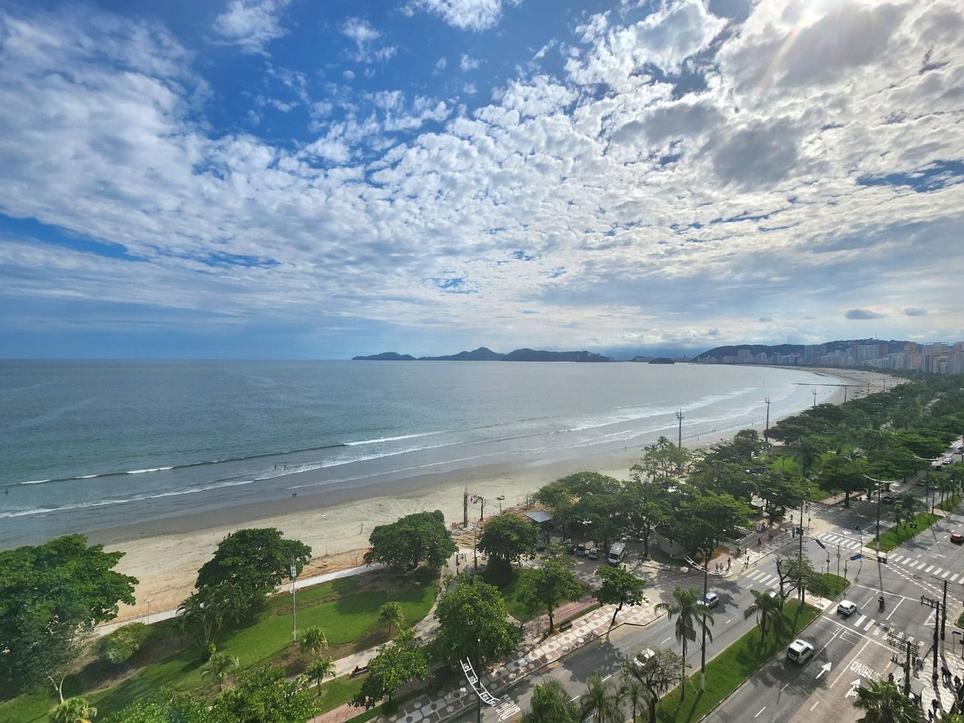 Apartamento Alto Padrão Frente Mar com 4 Dormitórios, 3 Suítes e 3 Vagas na Orla de Santos