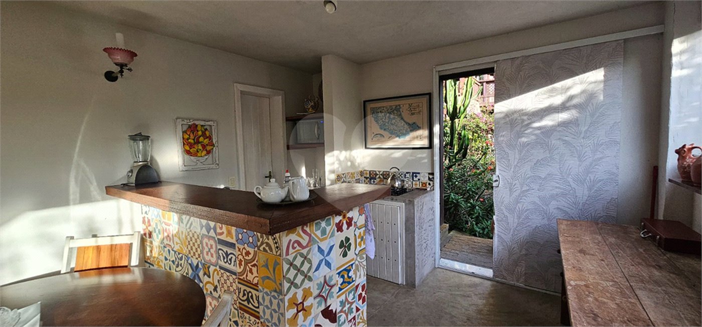 Casa à venda com 4 quartos, sendo 3 suítes, em João Fernandes, Armação dos Búzios, RJ