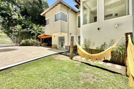 Casa à venda com 4 quartos, sendo 3 suítes, no condomínio Vilarejo, Carapicuíba - SP
