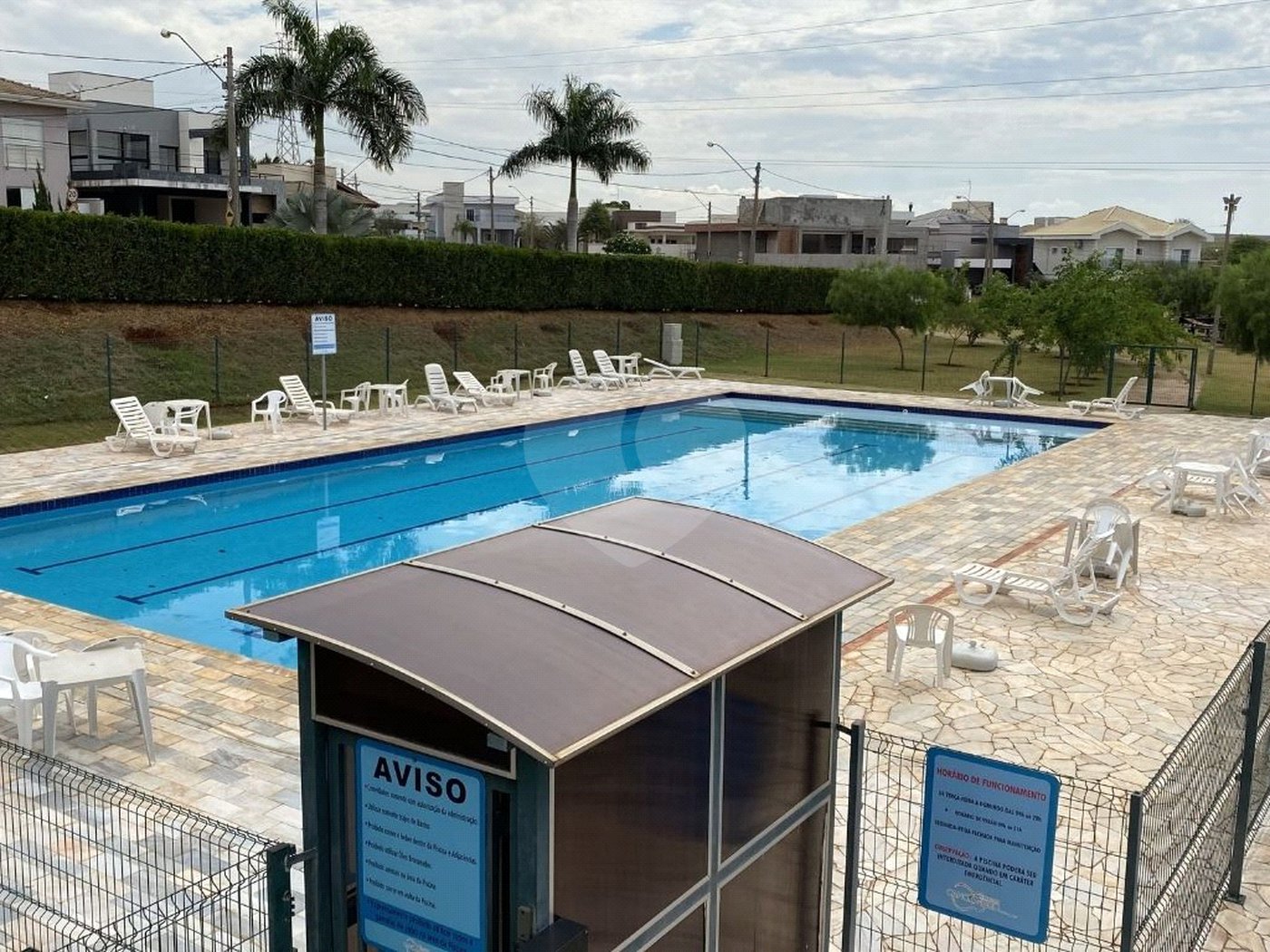 Casa à venda com 3 suítes no condomínio Residencial Terras do Cancioneiro, Paulínia - SP