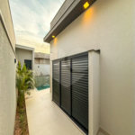Indaiatuba - Condominio Sapezal - R$ 2.400.000,00 - Área Total 360,00 m² - Área Construída 213,32 m² - TÉRREA - 03 suítes sendo a master com closet; - Escritório; Lavabo; Cozinha com cooktop e planejados; Gourmet com churrasqueira; Ambientes preparados para ar condicionado; Piscina com cascata,
