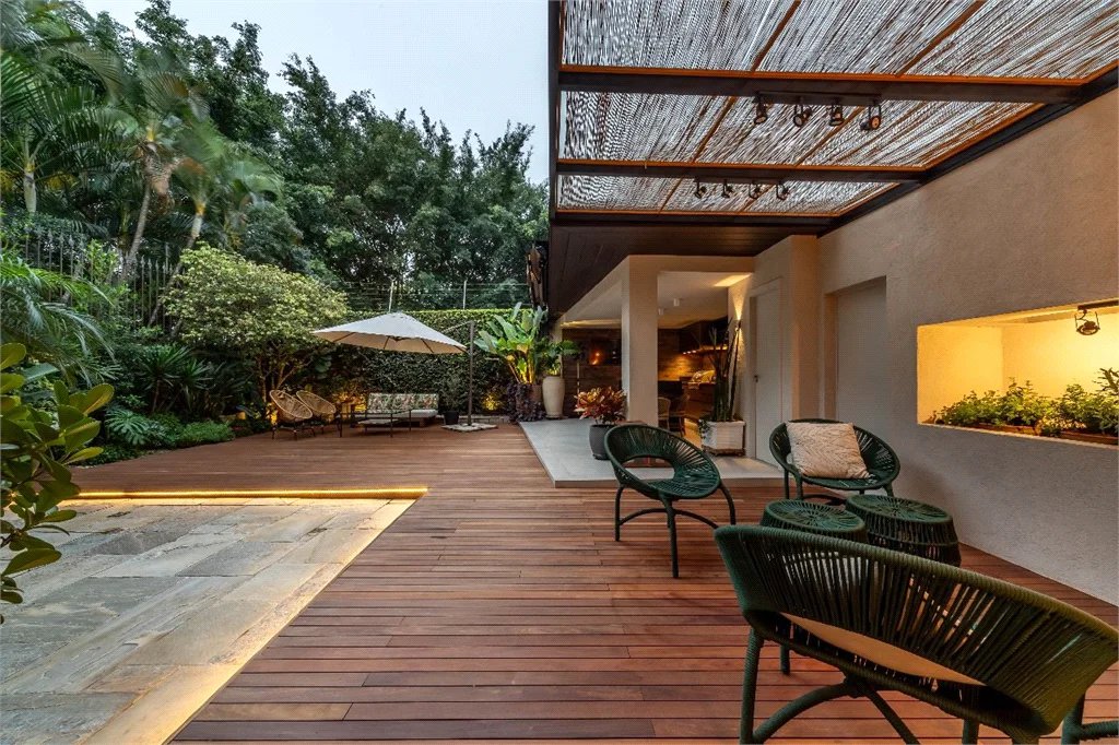 Sobrado à venda ou para alugar com 3 suítes em Jardim Everest, São Paulo, SP