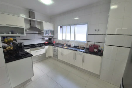 Belíssima Residência de 267 m² com Lazer Privativo no Condomínio Terras do Oriente – Valinhos
