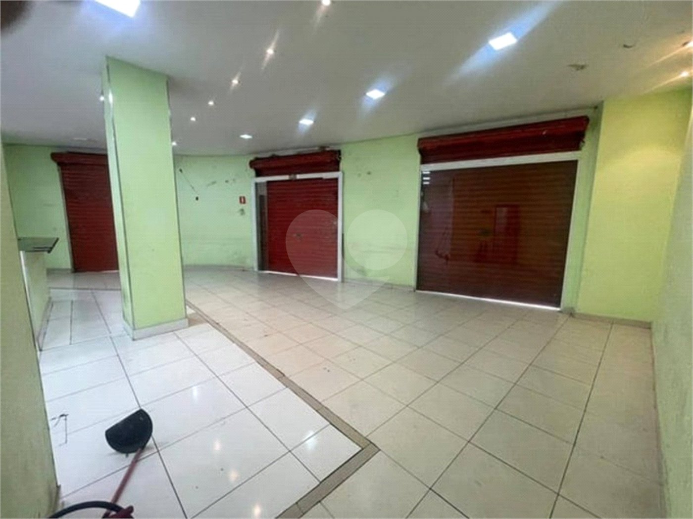 Ponto Comercial de Esquina Imperdível na Saúde / SP! Visibilidade Total para Seu Negócio!