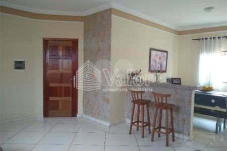 Casa Térrea com 3 dormitórios, sendo 1 suíte.