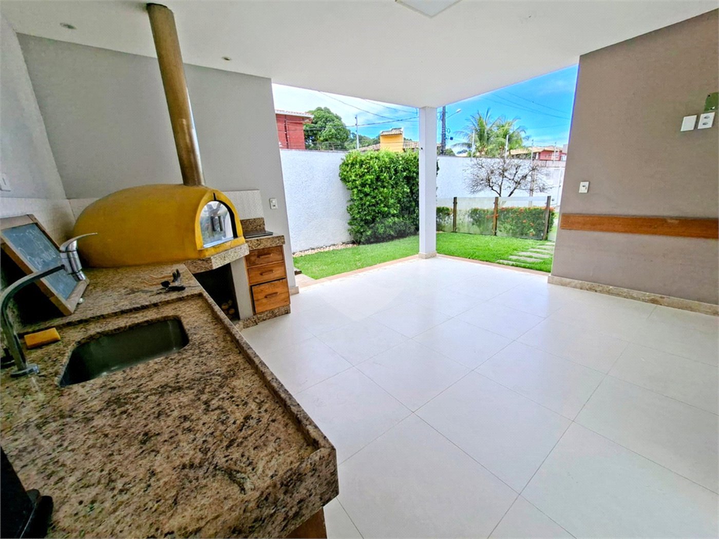 Casa à venda com 3 quartos, sendo 2 suítes, em Orla Norte, Porto Seguro, BA