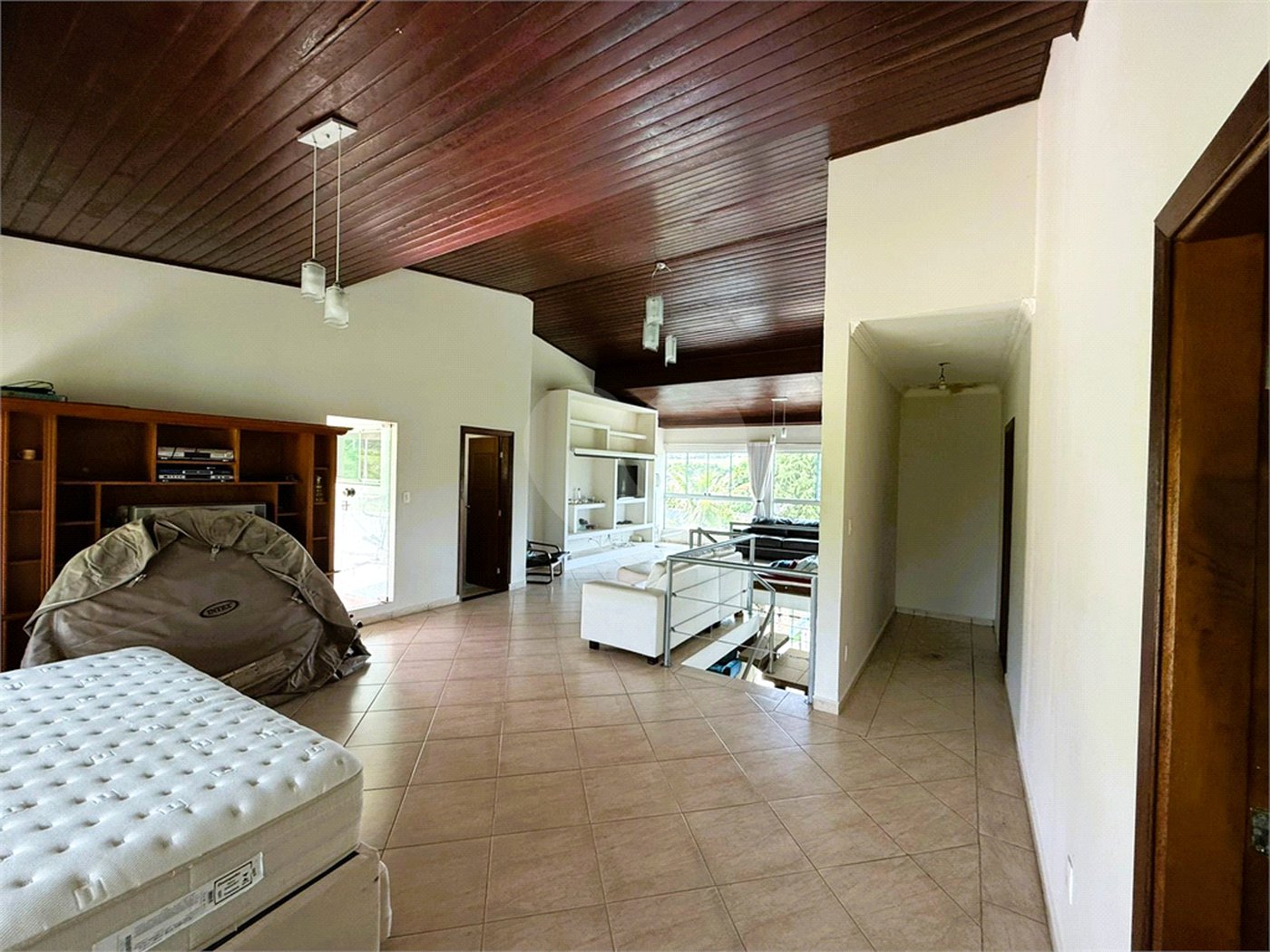Casa à venda com 4 quartos, sendo 3 suítes, no condomínio Village da Serra, Araçoiaba da Serra - SP