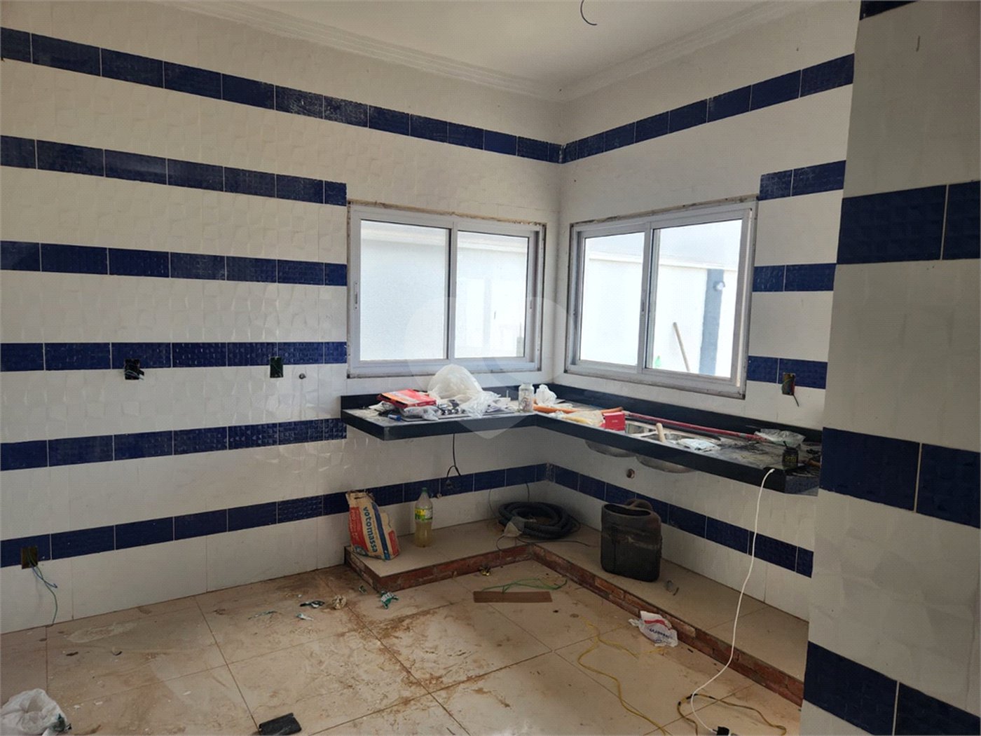 Casa à venda com 3 quartos, sendo 2 suítes, no condomínio Sollares, Araraquara - SP