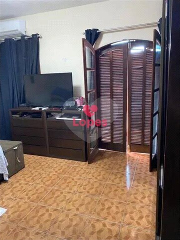 Casa à venda com 3 quartos, sendo 2 suítes, em Conjunto Residencial Trinta e Um de Março, São José dos Campos, SP
