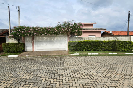 Linda casa com 4 dormitórios sendo 1 suíte