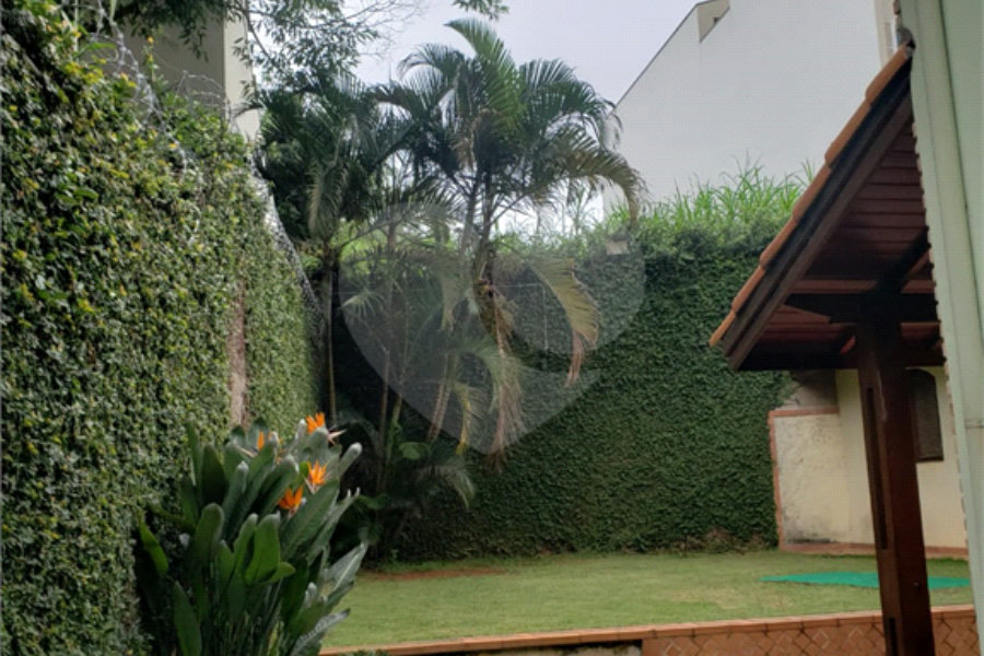 Sobrado à venda com 4 quartos, sendo 1 suíte,  em Jardim Leonor Mendes de Barros, São Paulo, SP