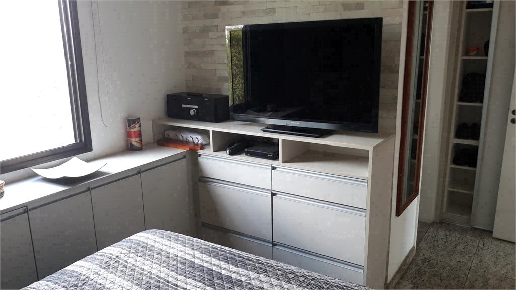 Apartamento à venda com 3 quartos, sendo 1 suíte,  em Vila Andrade, São Paulo, SP