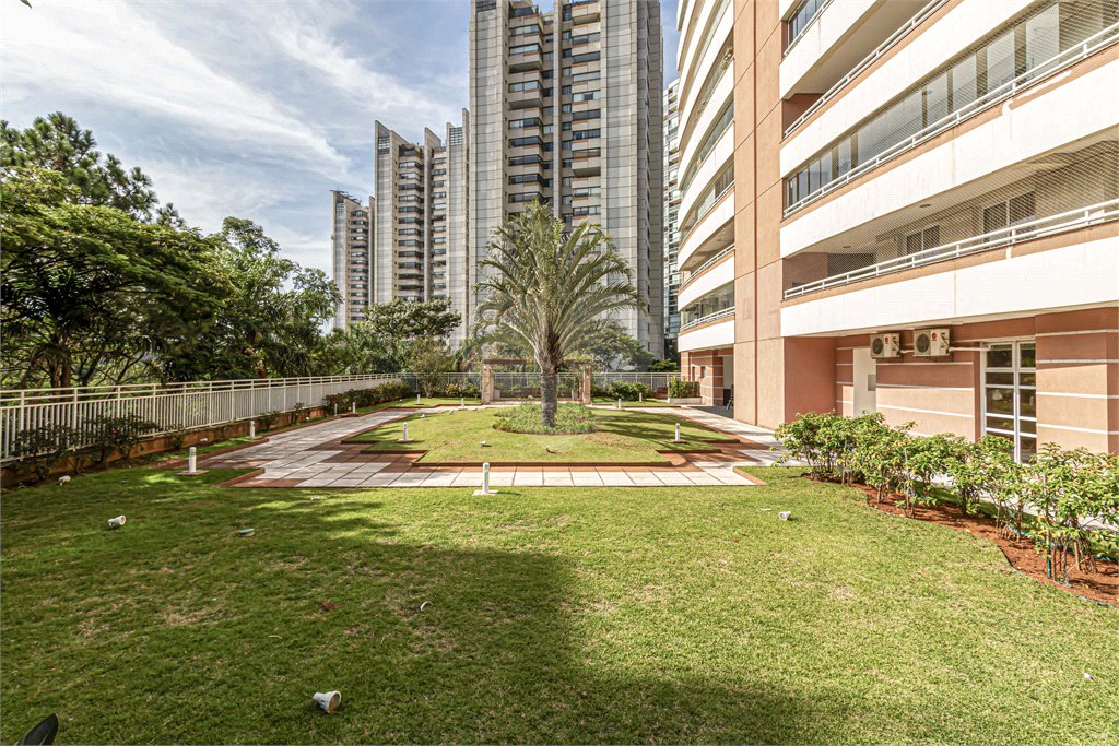 Apartamento à venda com 4 quartos, sendo 3 suítes,  em Real Parque, São Paulo, SP