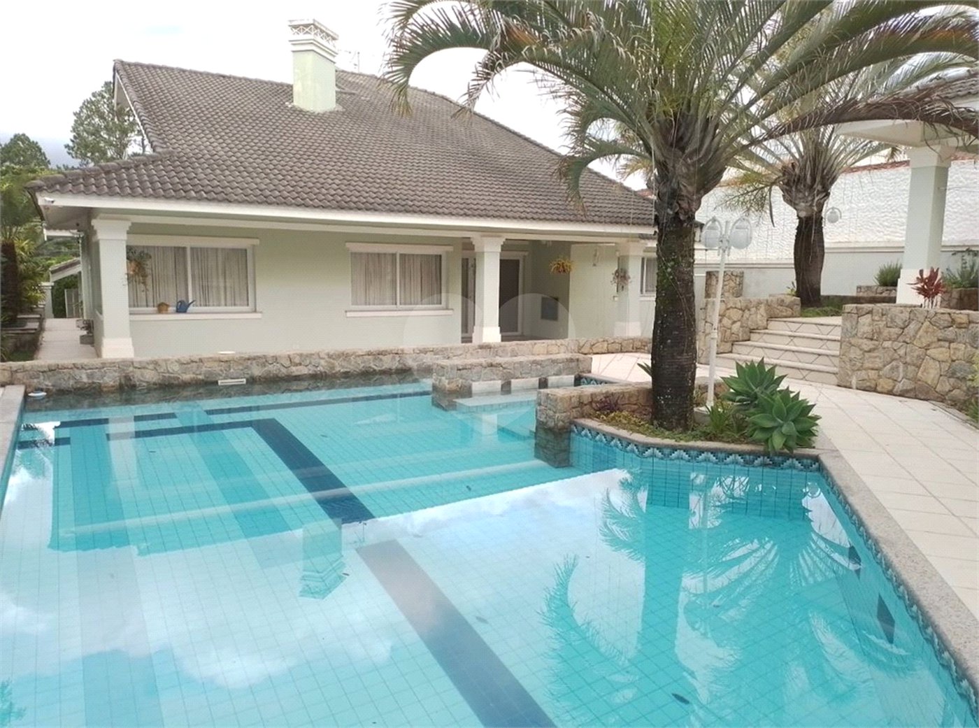 Casa à venda com 4 quartos, sendo 2 suítes,  em Vila Santista, Atibaia, SP