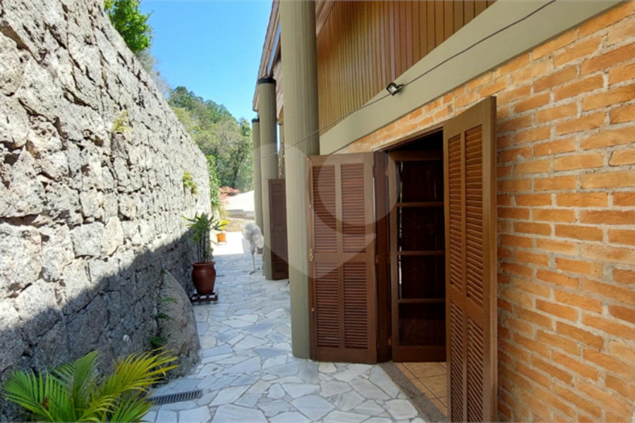 Casa à venda com 3 quartos, sendo 2 suítes, no condomínio Alpes de Caieiras, Caieiras - SP