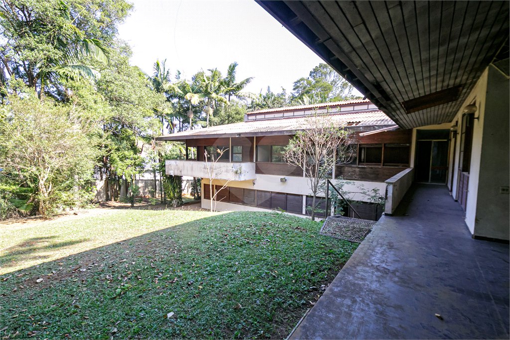 Casa à venda com 5 quartos, sendo 3 suítes, no condomínio Chácara Flora, São Paulo - SP