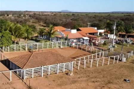 Fazenda à venda com 6 quartos, sendo 1 suíte,  no Centro, Capitão Enéas, MG