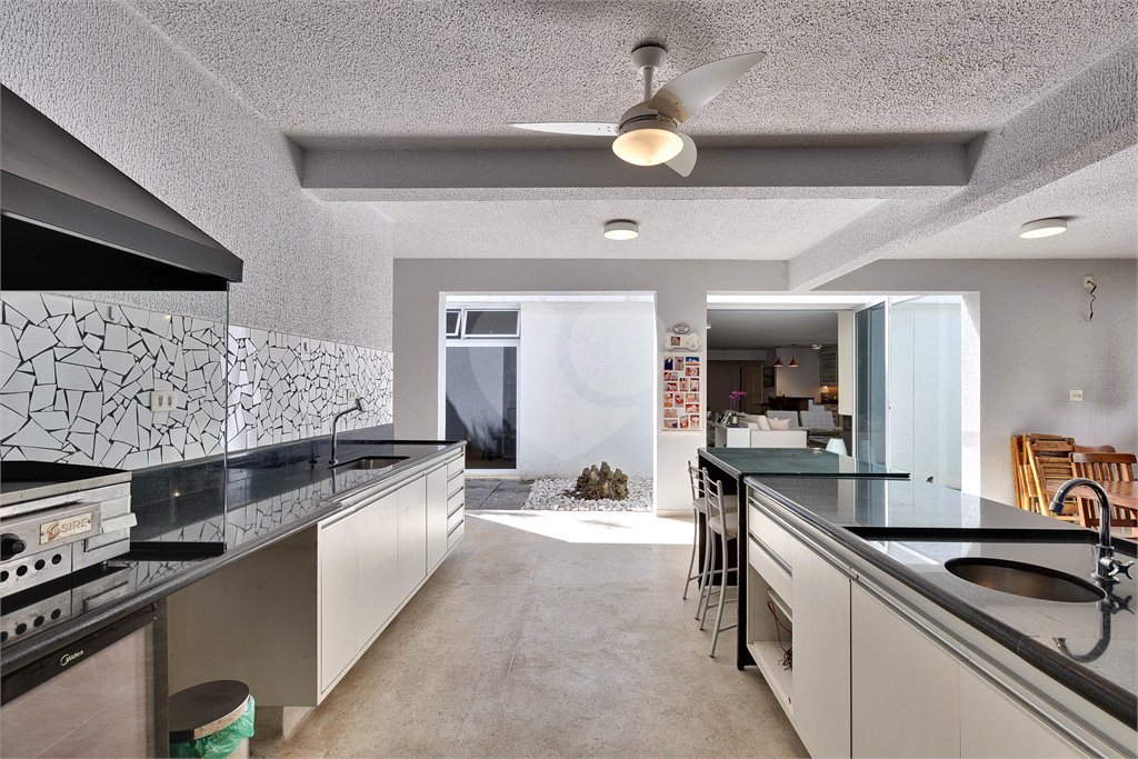 Casa à venda com 4 suítes em Jardim Cordeiro, São Paulo, SP
