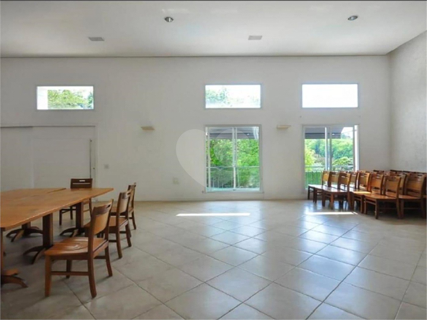 Casa à venda com 4 quartos, sendo 2 suítes, no condomínio Vila das Flores, São Paulo - SP