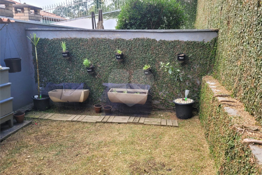 Sobrado à venda com 3 suítes em Horto, São Paulo, SP