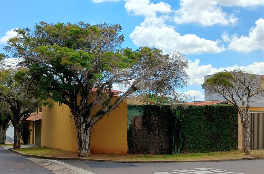 Sobrado com 3 quartos à venda com área gourmet completa e 5 vagas de garagem – Santa Marta - São Carlos/SP