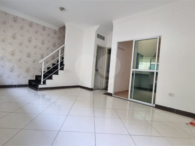 Casa à venda com 3 quartos, sendo 1 suíte,  no condomínio Rafaela I, São Paulo - SP