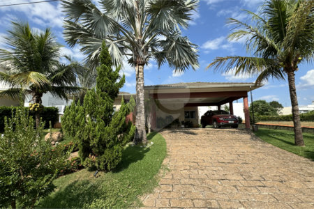 Casa à venda com 4 quartos, sendo 3 suítes, no condomínio Terras de Mont Serrat, Salto - SP