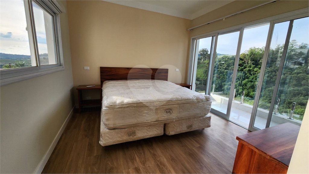 Casa à venda com 5 quartos, sendo 2 suítes, no condomínio Residencial Jardim Primavera, Louveira - SP
