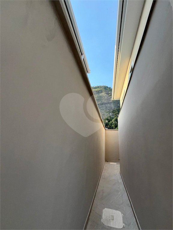 Casa à venda com 4 quartos, sendo 2 suítes, no condomínio Pedra Mar, Rio de Janeiro - RJ
