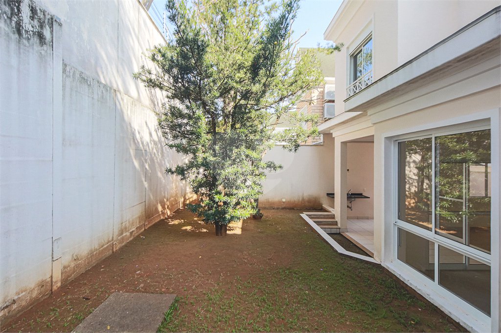 Casa à venda com 4 quartos, sendo 2 suítes, no condomínio Bristol Village, São Paulo - SP