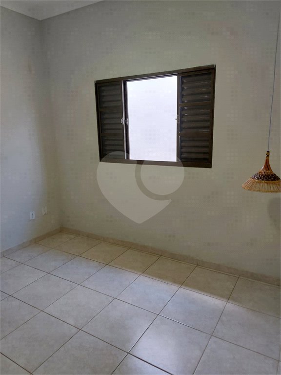 Casa Térrea com 2 dormitórios, sendo 1 suíte.